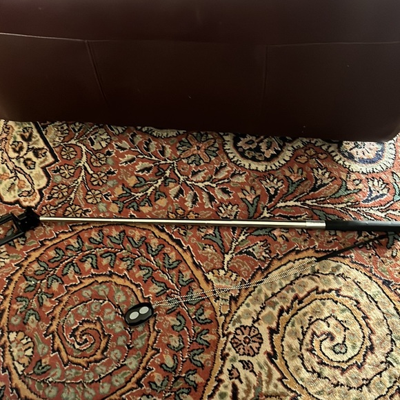 Selfie Stick w/3.5mm design, shutter control, photo buttons, & extends to 40”. - Picture 9 of 10